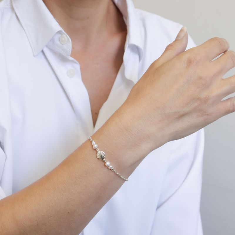 Silver Seashell Beaded Bracelet with White Pearls